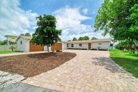 House in Englewood, Florida 3 bedrooms, 158.58 sq.m. № 2258412 - photo 5