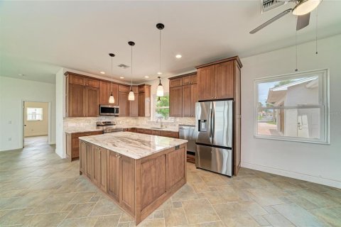 House in Englewood, Florida 3 bedrooms, 158.58 sq.m. № 2258412 - photo 15
