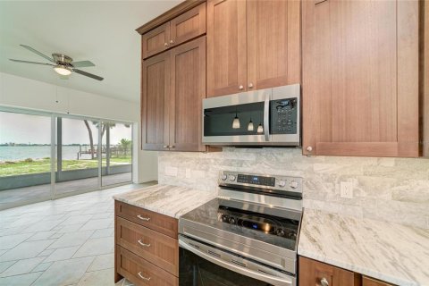 House in Englewood, Florida 3 bedrooms, 158.58 sq.m. № 2258412 - photo 18