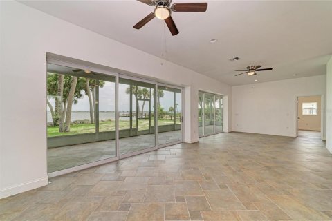 House in Englewood, Florida 3 bedrooms, 158.58 sq.m. № 2258412 - photo 12