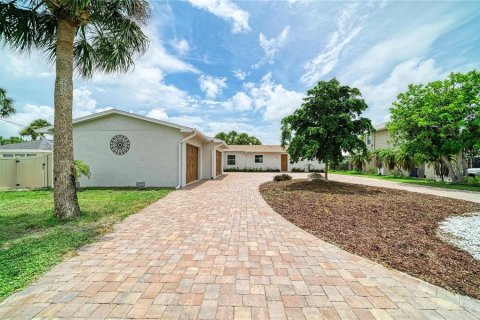 House in Englewood, Florida 3 bedrooms, 158.58 sq.m. № 2258412 - photo 7