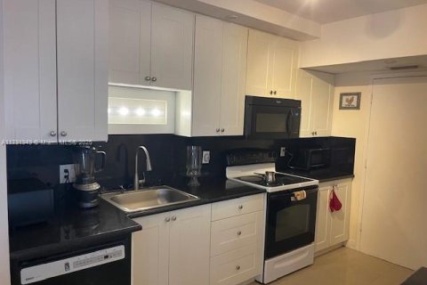 Condo in Hollywood, Florida, 2 bedrooms  № 1861338 - photo 15