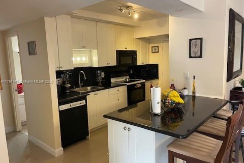 Condo in Hollywood, Florida, 2 bedrooms  № 1861338 - photo 13
