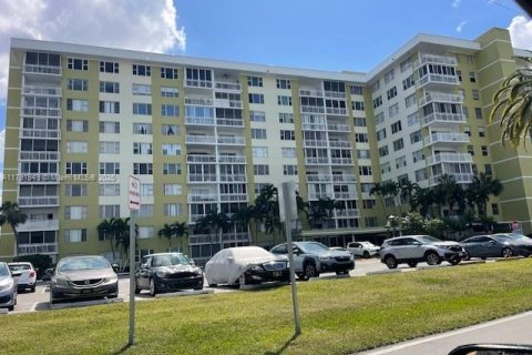 Condo in Hollywood, Florida, 2 bedrooms  № 1861338 - photo 1