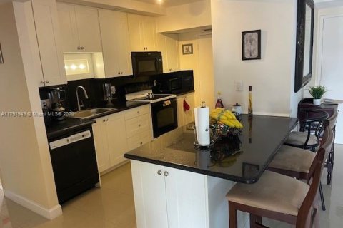 Condo in Hollywood, Florida, 2 bedrooms  № 1861338 - photo 11