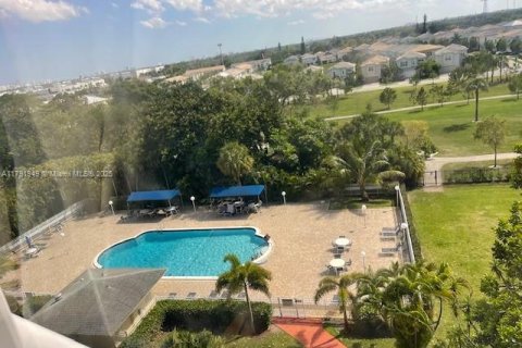 Condo in Hollywood, Florida, 2 bedrooms  № 1861338 - photo 19