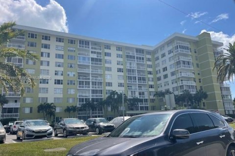 Condo in Hollywood, Florida, 2 bedrooms  № 1861338 - photo 2