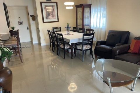 Condo in Hollywood, Florida, 2 bedrooms  № 1861338 - photo 8