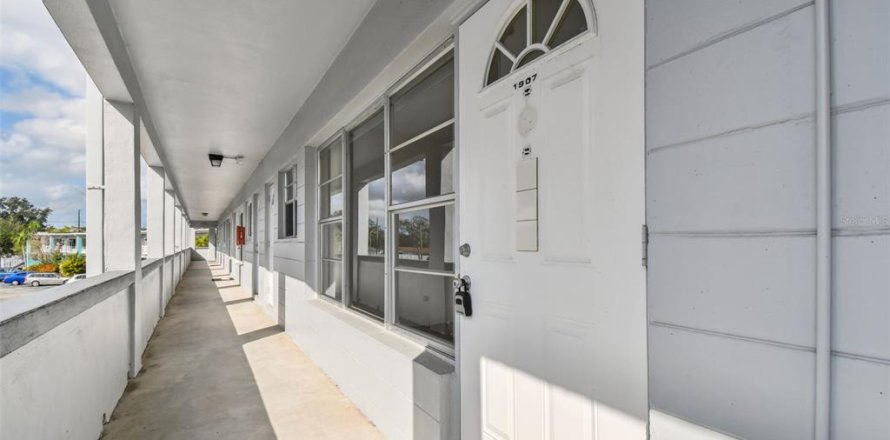 Condominio en Kenneth City, Florida, 2 dormitorios № 1914446