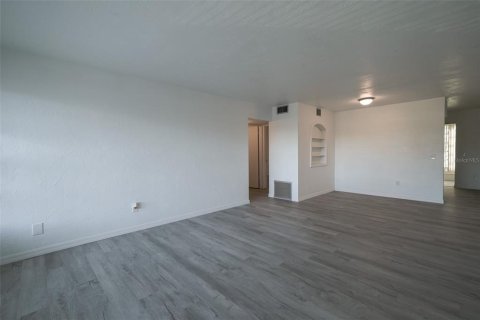 Купить кондоминиум в Кеннет-Сити, Флорида 6 комнат, 77.57м2, № 1914446 - фото 4