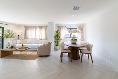 Casa en alquiler en Miami, Florida, 4 dormitorios, 226.31 m2 № 2081273 - foto 15