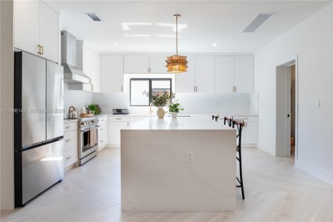 Casa en alquiler en Miami, Florida, 4 dormitorios, 226.31 m2 № 2081273 - foto 6