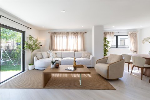 Casa en alquiler en Miami, Florida, 4 dormitorios, 226.31 m2 № 2081273 - foto 18