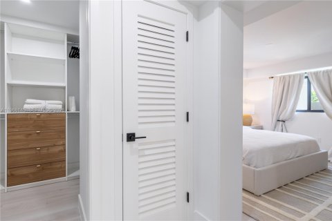 Casa en alquiler en Miami, Florida, 4 dormitorios, 226.31 m2 № 2081273 - foto 27