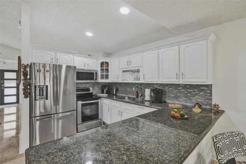 Villa ou maison à vendre à Miami, Floride: 3 chambres, 161 m2 № 2290264 - photo 11