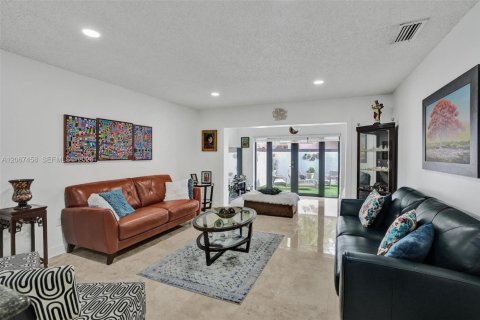 Villa ou maison à vendre à Miami, Floride: 3 chambres, 161 m2 № 2290264 - photo 18