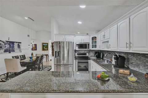 Villa ou maison à vendre à Miami, Floride: 3 chambres, 161 m2 № 2290264 - photo 12