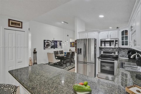 Villa ou maison à vendre à Miami, Floride: 3 chambres, 161 m2 № 2290264 - photo 13