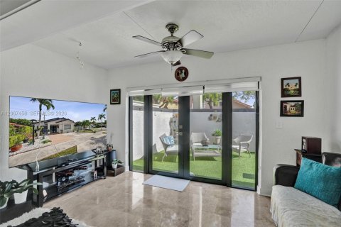 Villa ou maison à vendre à Miami, Floride: 3 chambres, 161 m2 № 2290264 - photo 17