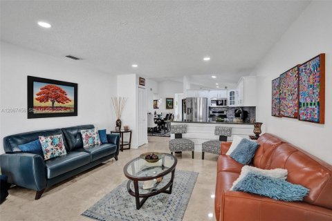 Villa ou maison à vendre à Miami, Floride: 3 chambres, 161 m2 № 2290264 - photo 14