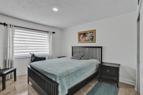 Villa ou maison à vendre à Miami, Floride: 3 chambres, 161 m2 № 2290264 - photo 25