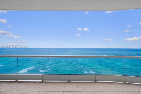 Condominio en venta en Sunny Isles Beach, Florida, 3 dormitorios, 346.99 m2 № 2057639 - foto 28