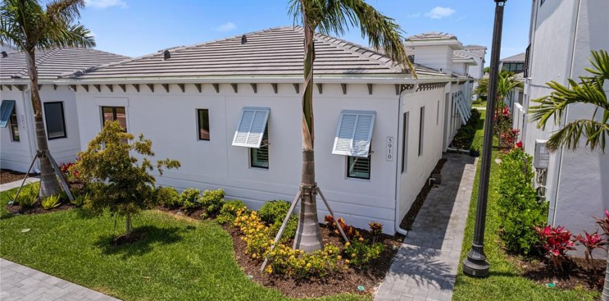 House in Bradenton, Florida 3 bedrooms, 240.43 sq.m. № 1684546
