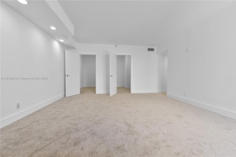 Condo in Aventura, Florida, 2 bedrooms  № 1925788 - photo 17