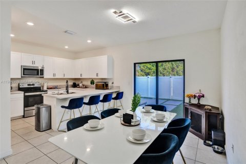 Townhouse in Hialeah, Florida 3 bedrooms, 153.29 sq.m. № 2020360 - photo 14