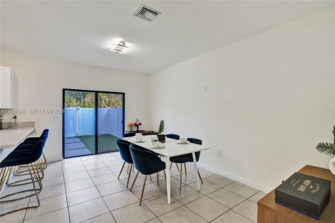 Townhouse in Hialeah, Florida 3 bedrooms, 153.29 sq.m. № 2020360 - photo 16