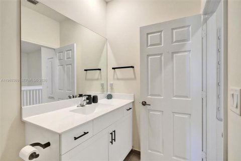 Townhouse in Hialeah, Florida 3 bedrooms, 153.29 sq.m. № 2020360 - photo 29