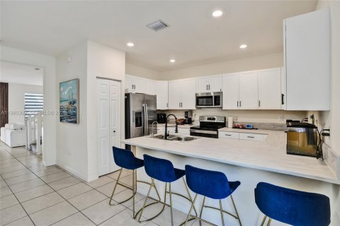 Townhouse in Hialeah, Florida 3 bedrooms, 153.29 sq.m. № 2020360 - photo 12