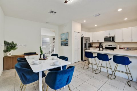 Townhouse in Hialeah, Florida 3 bedrooms, 153.29 sq.m. № 2020360 - photo 10