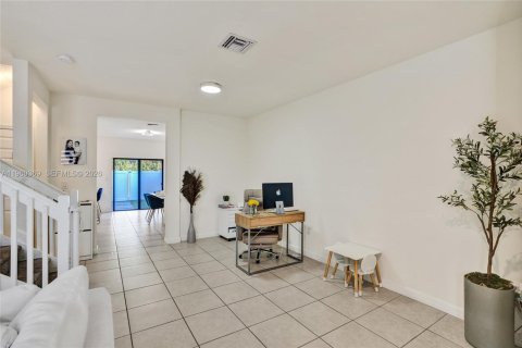 Townhouse in Hialeah, Florida 3 bedrooms, 153.29 sq.m. № 2020360 - photo 20