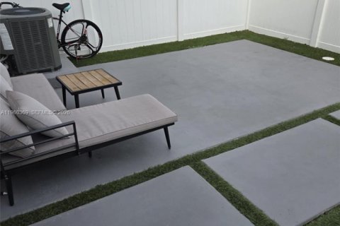 Adosado en venta en Hialeah, Florida, 3 dormitorios, 153.29 m2 № 2020360 - foto 6