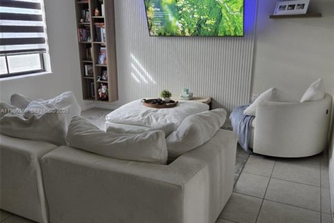 Adosado en venta en Hialeah, Florida, 3 dormitorios, 153.29 m2 № 2020360 - foto 4