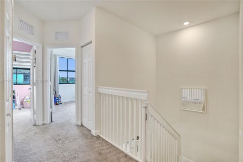 Townhouse in Hialeah, Florida 3 bedrooms, 153.29 sq.m. № 2020360 - photo 30
