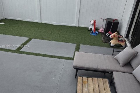 Adosado en venta en Hialeah, Florida, 3 dormitorios, 153.29 m2 № 2020360 - foto 7