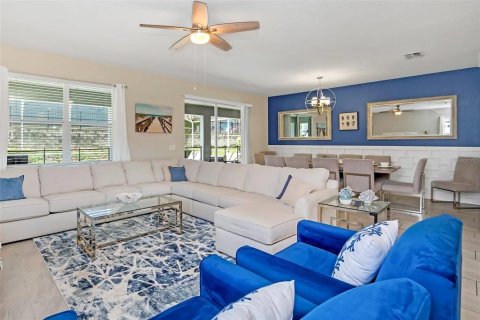 Casa en venta en Davenport, Florida, 8 dormitorios, 363.15 m2 № 2203987 - foto 3