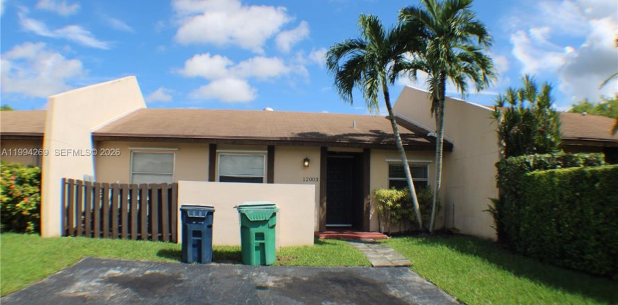 Adosado en Miami, Florida 3 dormitorios, 102.29 m2 № 2055886