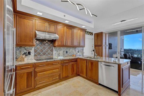 Condo in Longboat Key, Florida, 2 bedrooms № 2109547 - photo 23