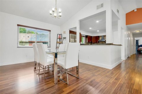 Townhouse in Winter Springs, Florida 3 bedrooms, 136.57 sq.m. № 1312495 - photo 4