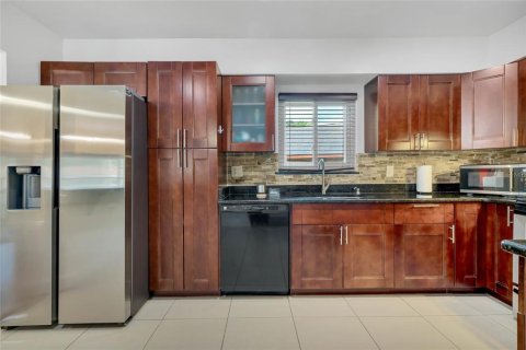 Townhouse in Winter Springs, Florida 3 bedrooms, 136.57 sq.m. № 1312495 - photo 11
