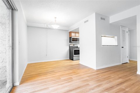 Condo in Casselberry, Florida, 2 bedrooms  № 1679433 - photo 9