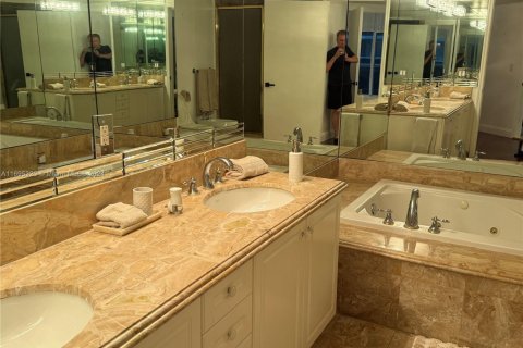 Купить кондоминиум в Серфсайд, Флорида 2 спальни, 161.65м2, № 1965643 - фото 25