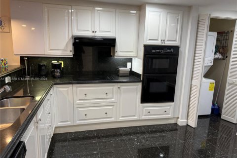 Купить кондоминиум в Серфсайд, Флорида 2 спальни, 161.65м2, № 1965643 - фото 9