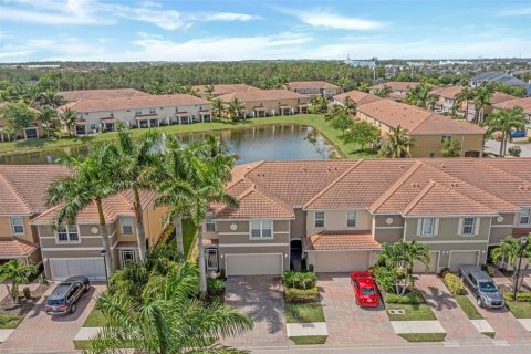 Townhouse in Fort Myers, Florida 3 bedrooms, 187.48 sq.m. № 1841633 - photo 11