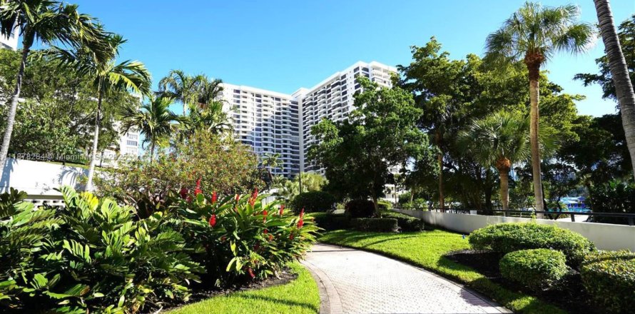 Condominio en Hallandale Beach, Florida, 2 dormitorios № 1923340