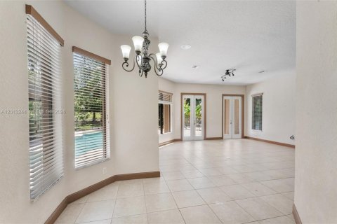 House in Wellington, Florida 5 bedrooms, 386.75 sq.m. № 2088420 - photo 11