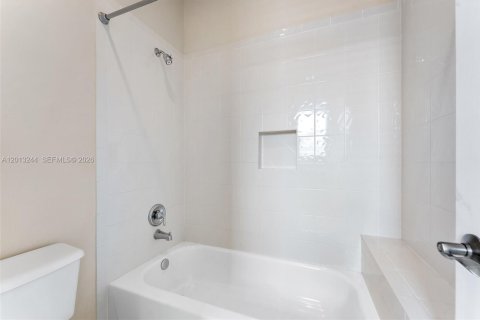 House in Wellington, Florida 5 bedrooms, 386.75 sq.m. № 2088420 - photo 24